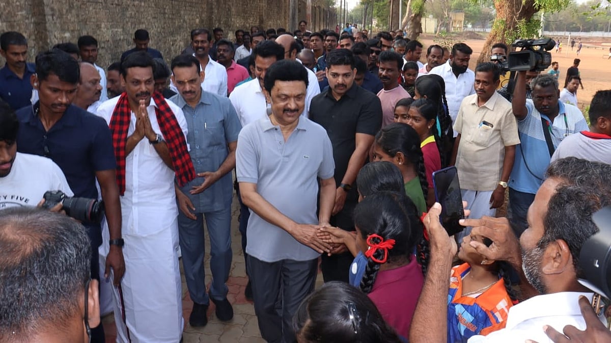 தஞ்சாவூரில் நடைப்பயிற்சியின்போது வாக்கு சேகரித்த தமிழக முதல்வர்