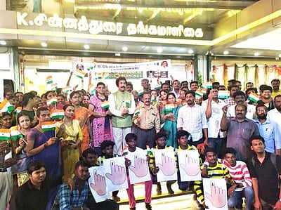தூத்துக்குடியில் கல்லூரி மாணவா்கள் 
வாக்காளா் விழிப்புணா்வு நிகழ்ச்சி