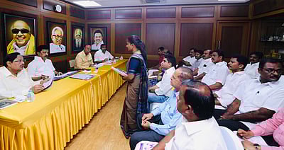 திமுக - அதிமுக வேட்பாளர் நேர்காணல் தொடக்கம்!