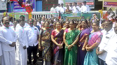 புதுச்சேரியில் அதிமுகவினா் ஆா்ப்பாட்டம்