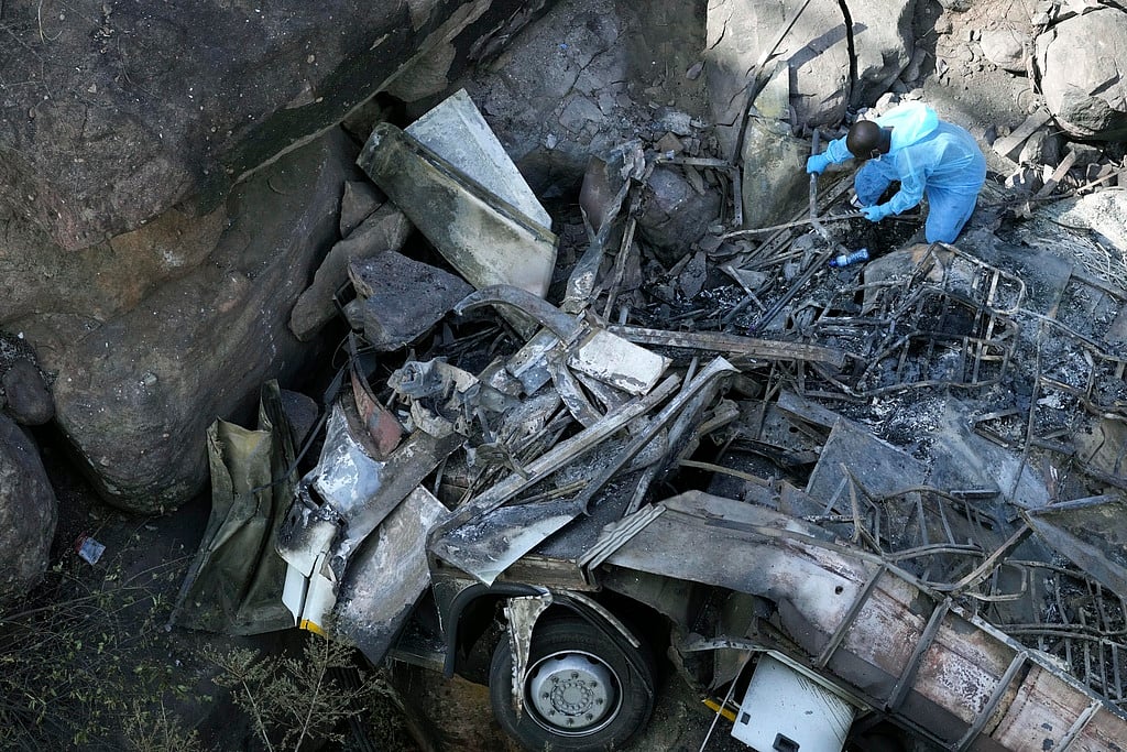 தென்னாப்ரிக்கா பேருந்து விபத்தில் 45 பேர் பலி - புகைப்படங்கள்