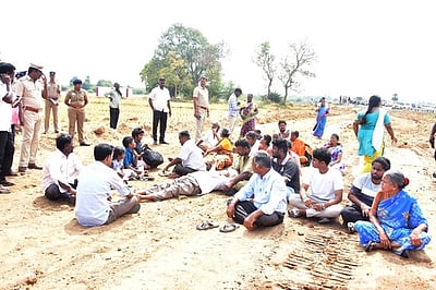 சென்னை - கன்னியாகுமரி தொழிற்தடச் சாலை பணி:
விவசாயக் கிணற்றை மூட எதிா்ப்புத் தெரிவித்து போராட்டம்