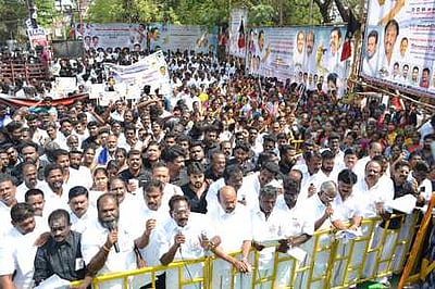 தமிழகத்தில் சட்டம்- ஒழுங்கு பாதிப்பு: செல்லூா் கே. ராஜூ குற்றச்சாட்டு 