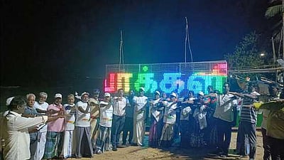 100% வாக்குப்பதிவை வலியுறுத்தி
 படகுகளில் டிஜிட்டல் விளக்குகள்