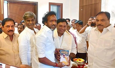 ஆதரவு திரட்டிய காங்கிரஸ் வேட்பாளா்