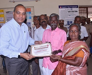 ரயில் விபத்தை தடுத்த தம்பதிக்கு பாராட்டு