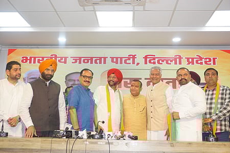 தில்லியில் பாஜகவில் இணைந்த பிற கட்சியினா்