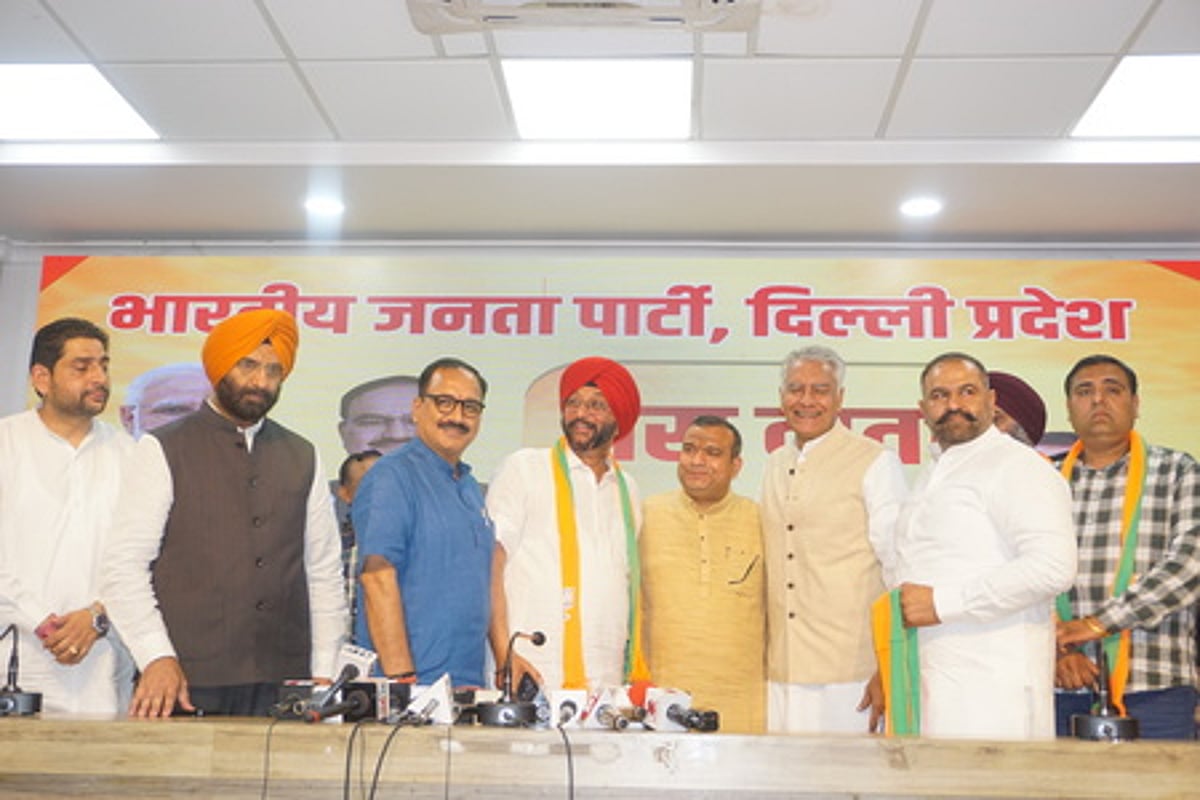தில்லியில் பாஜகவில் இணைந்த பிற கட்சியினா்