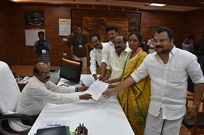 தமிழகத்தில் தாக்கல் செய்யப்பட்ட வேட்புமனுக்கள் மீது இன்று பரிசீலனை