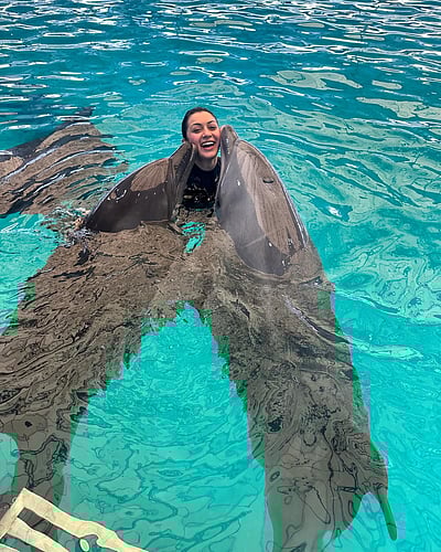 டால்பின்களுடன் ஹன்சிகா!