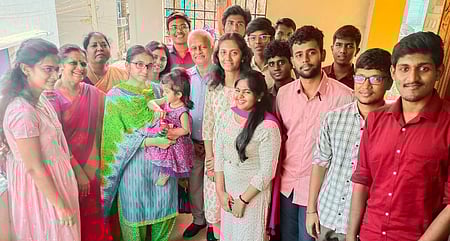 இறந்தும் வாழும் தந்தை! குழந்தையை மகிழ்வித்து நன்றி செலுத்திய மருத்துவமனை!!