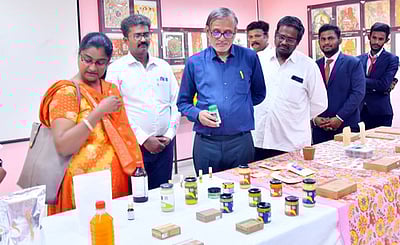 சங்கரா கல்லூரியில் பசுவிலிருந்து கிடைக்கும் பொருள்கள் கண்காட்சி