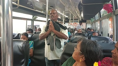 காலணிகளை மாலை போல அணிந்து வாக்கு சேகரித்த சுயேச்சை வேட்பாளா்