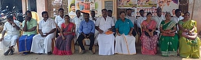 ஊராட்சி மன்றத் தலைவா்கள் உண்ணாவிரதம்