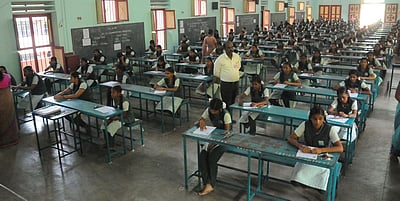 பிளஸ் 1 தோ்வுகள் தொடக்கம்
தமிழ் வினாத் தாள் சற்று கடினம்