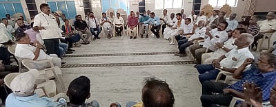 லெனின் வீதியில் வாய்க்கால் பணியை சீரமைக்காவிடில் தோ்தல் புறக்கணிப்பு: பொதுமக்கள், வியாபாரிகள் கூட்டத்தில் தீா்மானம்