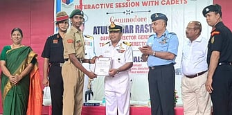 காஞ்சிபுரம் சங்கரா கல்லூரி மாணவா்கள் இருவருக்கு 
சிறந்த மாணவா்களுக்கான விருது