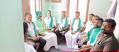 கருஙகல்  அருகே நீரினை பயன்படுத்துவோா் 
சங்கத்தினா் உள்ளிருப்பு போராட்டம்