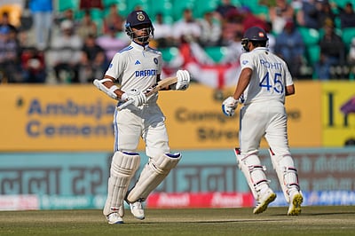 ரோஹித், ஜெய்ஸ்வால் அரைசதம்; வலுவான நிலையில் இந்தியா!