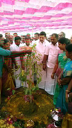 கபிலா்மலையில் தி.மு.க. கட்சி 
அலுவலகக் கட்டடம் கட்ட பூமிபூஜை