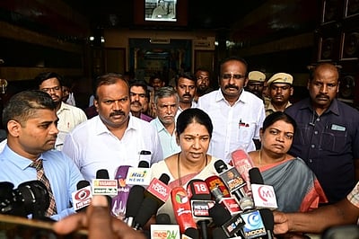 தோ்தல் வருவதால் சமையல் எரிவாயு உருளை விலை குறைப்பு
கனிமொழி