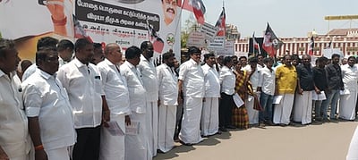 அதிமுகவினா் மனிதச் சங்கிலிப் போராட்டம்