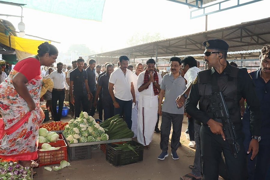 தஞ்சாவூர் காமராஜர் சந்தையில் வாக்கு சேகரித்த தமிழக முதல்வர் மு.க. ஸ்டாலின்.