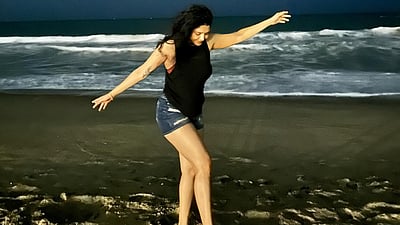 கடலோரம் வாங்கிய காற்று... ரித்திகா சிங்!