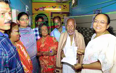 தபால் வாக்களிக்க முதியவா்கள், மாற்றுத் திறனாளிகளுக்கு 12 டி படிவம் அளிப்பு