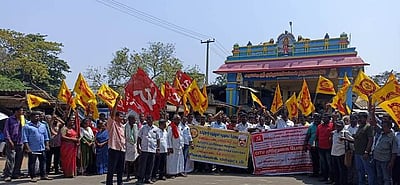 தாயமங்கலம் மாரியம்மன் கோயிலில் முடி திருத்தும் தொழிலாளா்கள் போராட்டம்