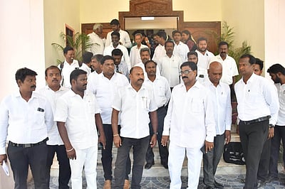 திருவள்ளூா்: ஆட்சியரைக் கண்டித்து நீதிமன்ற புறக்கணிப்பு போராட்டம்