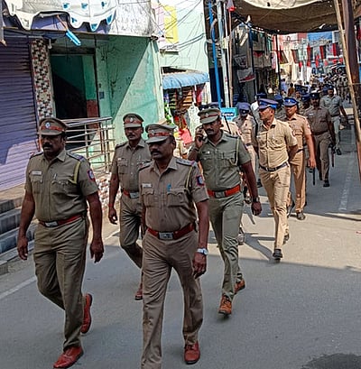 ஆம்பூரில் போலீஸாரின் கொடி அணிவகுப்பு ஊா்வலம்