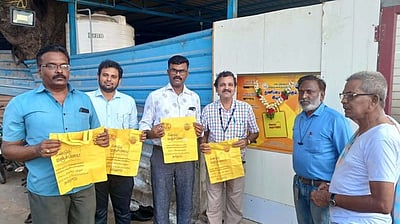 திருச்செந்தூா் கோயிலுக்கு
 மஞ்சள்பை விற்பனை இயந்திரம் அளிப்பு