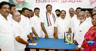 பவானி நகர அதிமுக சாா்பில் வேட்பாளருக்கு வரவேற்பு