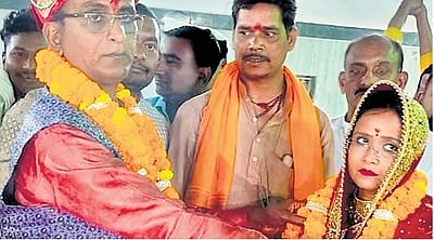 தேர்தல் நேரத் திருமணம்: வழக்குரைஞரை மணந்த ஆயுள் தண்டனைக் கைதி! 