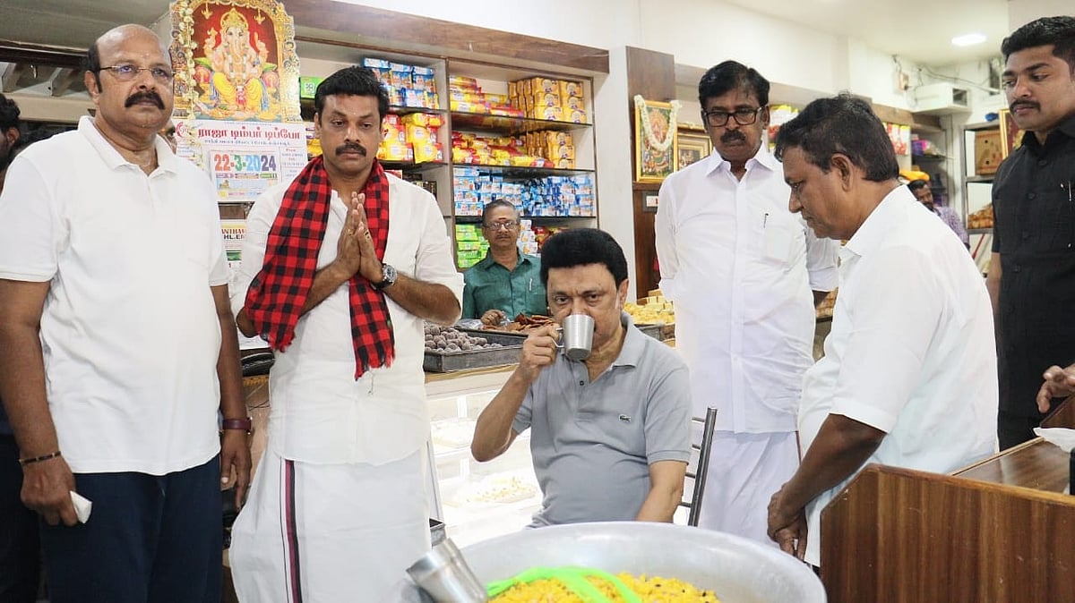 இனிப்பகத்தில் தேநீர் அருந்திய தமிழக முதல்வர்.