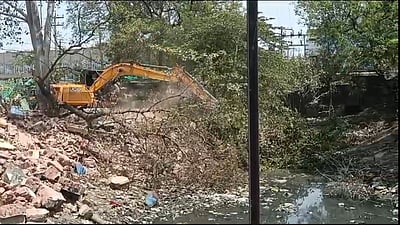 ஓடையில் கட்டட இடிபாடுகளை
கொட்டுவதைத் தடுக்கக் கோரிக்கை