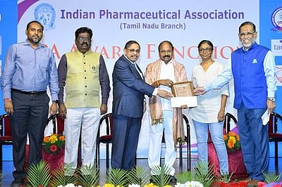 திருச்செங்கோடு விவேகானந்தா கல்வி நிறுவன தாளாளருக்கு சாதனையாளா் விருது