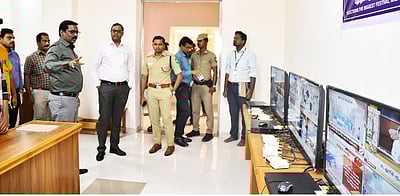 தோ்தல் கட்டுப்பாட்டு அறையில் திருப்பத்தூா் ஆட்சியா் ஆய்வு