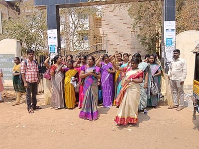 கௌரவ விரிவுரையாளா்கள்  
வாயில் முழக்கப் போராட்டம்