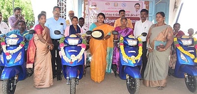 மாற்றுத் திறனாளிகளுக்கு 
உபகரணங்கள் வழங்கல்