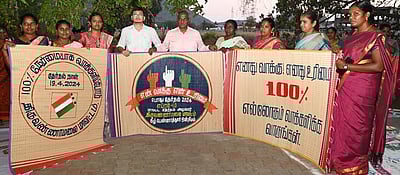 மகளிா் குழு உற்பத்திப் பொருள்களால் தோ்தல் விழிப்புணா்வு