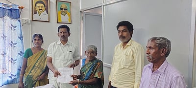 மழையால் பாதிக்கப்பட்ட
185 குடும்பங்களுக்கு வீடுகள் கட்ட ஆணைகள்