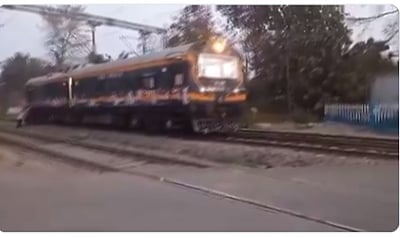 நடுவழியில் நின்ற எஞ்ஜினை தள்ளிய ரயில்வே ஊழியர்கள்: விடியோ வைரல்