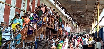 திருச்செந்தூா் கோயிலில் குவிந்த பக்தா்கள்