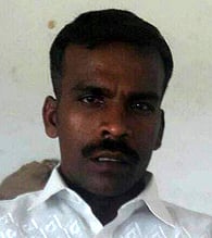 வியாபாரி வீட்டில் நகை, பணம் திருடியவா் கைது