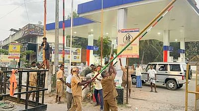 கொடிக்கம்பங்கள் அகற்றம்