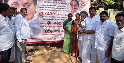 பூனப்பள்ளியில் ரூ.1.45 கோடியில் புதிய தாா்ச் சாலைகளுக்கு பூமி பூஜை