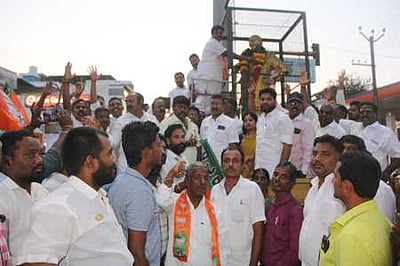 காமராஜா், அம்பேத்கா் சிலைகளுக்கு பாஜக வேட்பாளா் மரியாதை