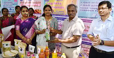 மகளிா் குழு உற்பத்திப் பொருள்கள் மீது தோ்தல் சின்னம் ஒட்டி விழிப்புணா்வு